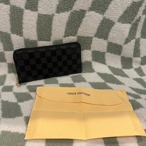 Louis Vuitton Zippy Wallet in the Damier Graphite canvas